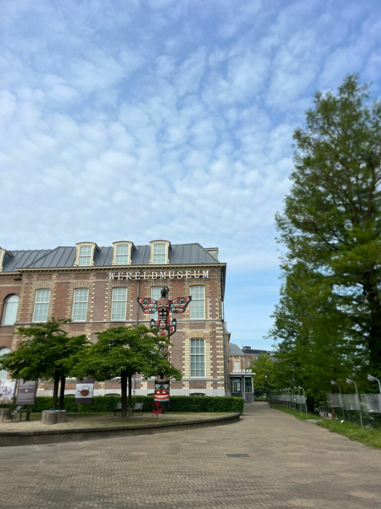 Décolonisation du Patrimoine : Conférence sur les nouvelles approches de restitution à l’Université de Leiden