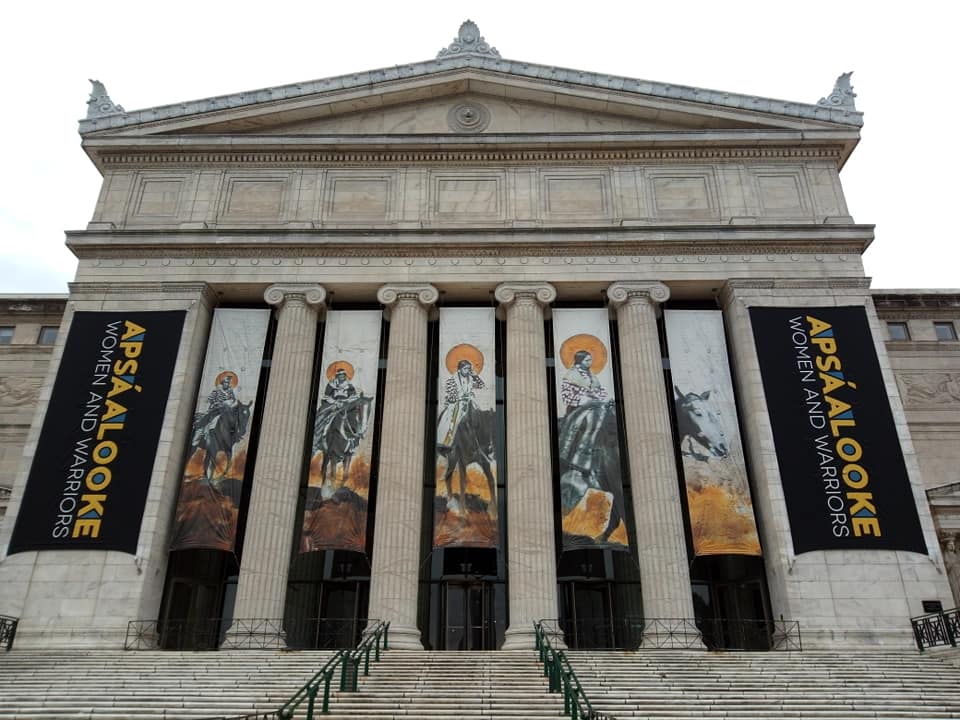 Image : Façade du Field Museum, Chicago, octobre 2020 ("Field Museum Entrance", © A.J. in Chicagoland, domaine public).