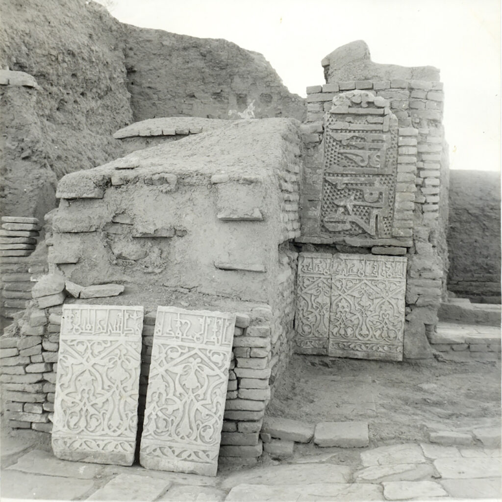 Secteur occidental de la cour du palais en 1966, avec des plaques en marbre « dado 14 » qui ornaient les soubassements (©Italian Archaeological Mission in Afghanistan).